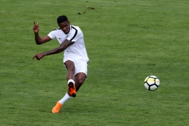 (VIDEO) VESELO U PARTIZANU: Kad novajlije zapevaju...