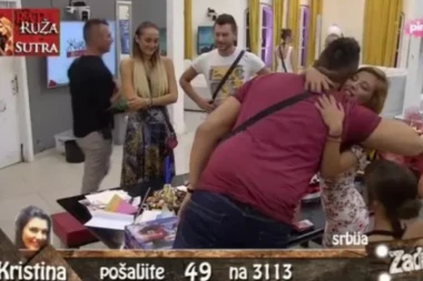 (VIDEO) Sloba se celu noć zahvaljivao Kiji na poklonu, Luna ih sa strane posmatrala!