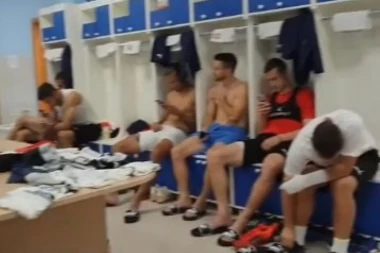 (VIDEO) Cecina pesma odzvanja u svlačionici "orlova"
