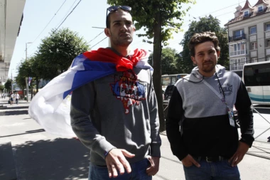 (VIDEO) NI TRAGA OD ALBANACA: Navijači Srbije iz celog sveta pristižu u Kalinjingrad