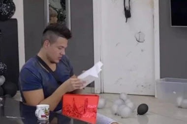 OBOŽAVATELJKA MU OSTAVILA BROJ TELEFONA: Sloba sa osmehom na licu čitao rođendanske čestitke!