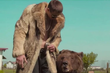 LUDILO U NAJAVI: Gazda Paja sa medvedom na FREESTYLER