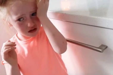 KROKODILSKE SUZE: Devojčica plače jer nije pozvana na kraljevsko venčanje!