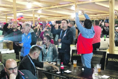 (FOTO) Tako to rade bratski narodi: RUSI I SRBI ZAPALILI  SVETLOGORSK!