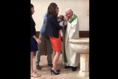 (VIDEO) BOŽJI ČOVEK, A KO DA JE ĐAVO U NJEGA UŠAO! Pogledajte šta je ovaj sveštenik uradio maloj bebi!
