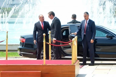 PORODICA NA UDARU: VUČIĆA HOĆE DA LOME PREKO SINA!