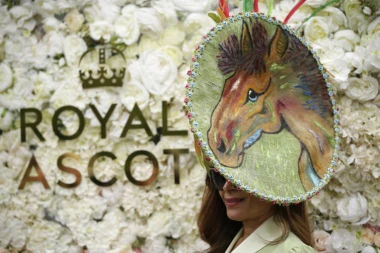 ROJAL ASKOT U VELIKOJ BRITANIJI: Parada neverovatnih šešira!