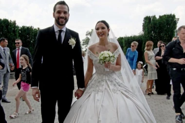 PROMENILA DVE VENČANICE I HALJINU: Ovako je izgledala poslednja Prijina toaleta na svadbi!