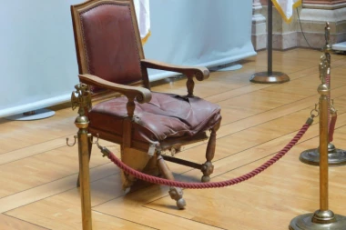 U SKUPŠTINU STIGLA JOŠ JEDNA FOTELJA UKRADENA 5.OKTOBRA: Vraćena u veoma lošem stanju