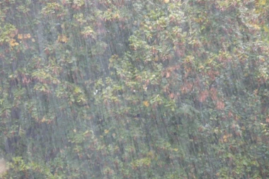 NEBO SE OTVORILO: Pljuskovi, grmljavina i nepogode, ponovo prete POPLAVE!