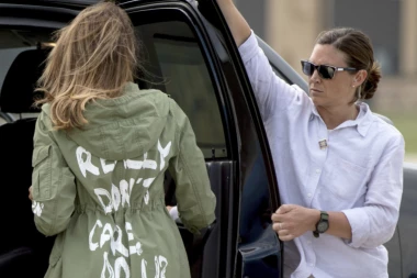 JAKNA MELANIJE TRAMP NAPRAVILA POMETNJU: Koga tu "nije briga" i za šta tačno?!