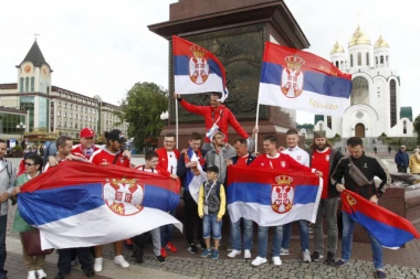 (VIDEO) NIJE MALA, NIJE MALA.... Navijači Srbije se okupljaju u Kalinjingradu!