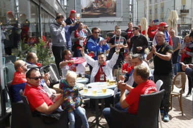 (VIDEO) KALINJINGRADOM SE ORI: "Od Topole pa do Ravne gore", "Kosovo je srce Srbije", igra se kolo...