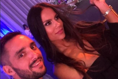 DRŽALA RUKE PREKRŠTENE? Ženi tenisera se ocrtavale bradavice kod Prije i Filipa!