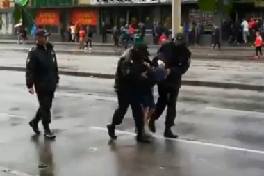 (VIDEO) HAPŠENJE UŽIVO: Rusi nemaju milosti za huligane