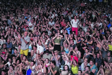 Čuveni pevač se SRUŠIO NASRED BINE!