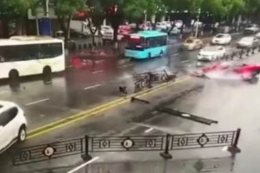 (VIDEO) IZNAJMILA FERARI, PA NAPRAVILA KARAMBOL: Zakucala se u bankinu, a onda je nastao totalni haos