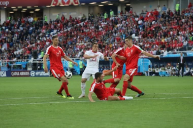 (UŽIVO, SP) Provokacije, borba i težak poraz Srbije