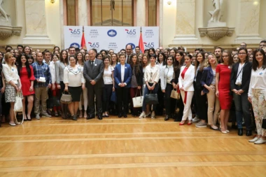 SVEČANO U NARODNOJ SKUPŠTINI: 50 doktoranata ELEKTRONSKI potpisalo ugovore o radu!