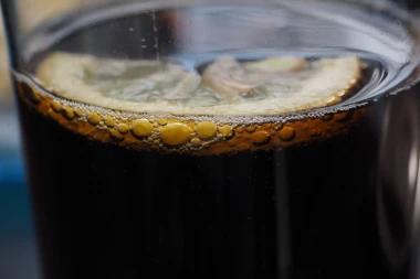 (VIDEO) Profesor je napravio eksperiment sa gaziranim pićem i pokazao nešto što će vas zaprepastiti