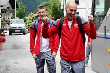 (VIDEO) Fudbaleri Zvezde stigli u Austriju