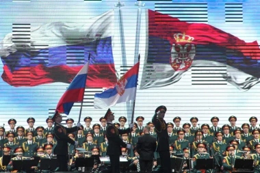 (FOTO) SPEKTAKL KOD HRAMA SVETOG SAVE: Stotine građana sa ministrima slušalo hor Aleksandrov