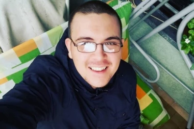 (FOTO) TRUPALE ZAVIJENO U CRNO: Ovo je momak koji je poginuo na prikolici traktora koji je vozio njegov deda