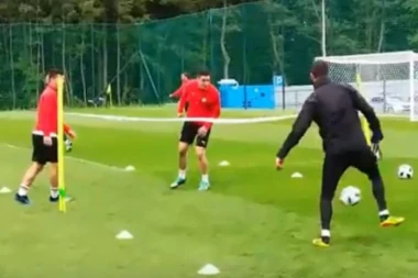 (VIDEO) SJAJNA ATMOSFERA: Omiljena igra za opuštanje "orlova" - NOŽNI TENIS