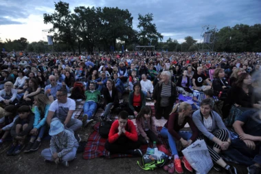 (FOTO) 30.000 LJUDI NA KONCERTU FILHARMONIJE - Premijerka povela devojku!