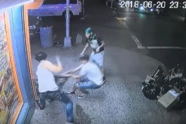 (STRAVIČAN VIDEO) IZVUKLI DEČAKA (15) IZ PRODAVNICE I KASAPILI GA!