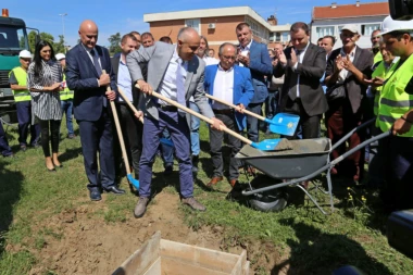 Radojičić položio kamen temeljac za NOVO KRILO Doma zdravlja u Obrenovcu!