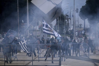 ŽESTOKO U SOLUNU: Protest protiv sporazuma Grčke i Makedonije, POLICIJA ISPALILA ŠOK BOMBE I SUZAVAC