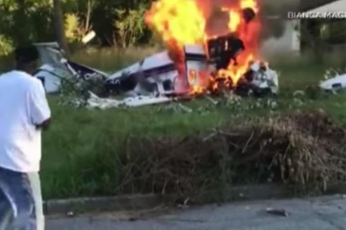 (VIDEO) AVION U PLAMENU IM SE SRUŠIO U DVORIŠTE: Ima poginulih u Detroitu!