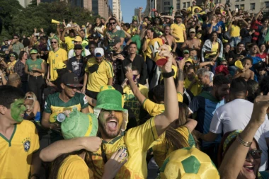 (VIDEO) Karneval u Moskvi: BRAZILCI NAVIJALI NA AERODROMU I ISPRED HOTELA SA IGRAČIMA!