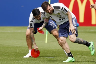 (VIDEO) Da komšiji crkne krava: BRAZILSKI NAVIJAČI PESMOM PRIZIVAJU ELIMINACIJU ARGENTINE!