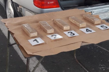 NA BATROVCIMA ZAPLENJENO DVA KILOGRAMA HEROINA!