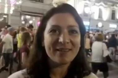 (VIDEO) Meksikanka peva pesmu o Kosovu usred Moskve