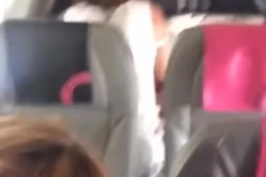 (VIDEO) SEKS U AVIONU NAOČIGLED SVIH PUTNIKA: Vatreni ples u krilu hit na društvenim mrežama