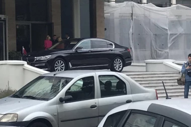 (FOTO) JEREMIĆ VIŠE I NE KRIJE SA KIM JE POVEZAN: BMW Katara pred hotelom gde lider Narodne stranke ima promociju