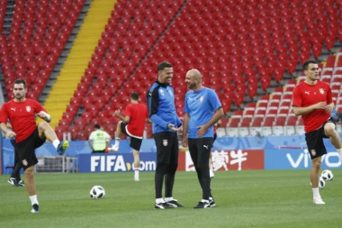 (FOTO) KRLE UVEŽBAVAO TAKTIKU: "Orlovi" odradili trening pred duel sa Brazilom