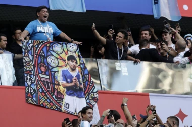 (VIDEO) Maradona diluje na stadionu?!
