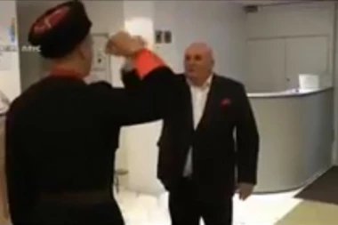 (VIDEO) PALMU U MOSKVI DOČEKALI RUSKI KOZACI