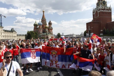 (FOTO, VIDEO) SRBI OKUPIRALI CRVENI TRG!