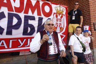 (VIDEO) Rakija, nošnja i vera u Boga: OVAJ DEKA IZ KRAGUJEVCA PRATI "ORLOVE" GDE GOD IGRAJU!