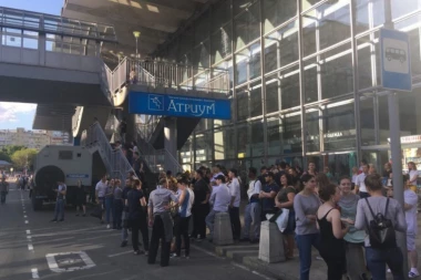 (FOTO, VIDEO) VELIKI POŽAR U CENTRU MOSKVE! Gori najveći tržni centar!