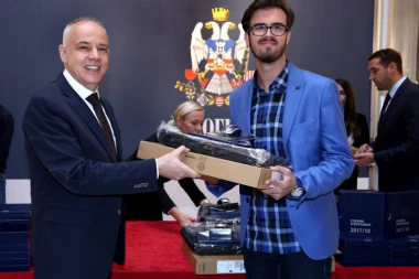 Radojičić uručio nagrade ĐACIMA GENERACIJE osnovnih i srednjih škola!