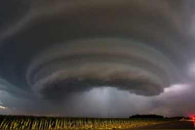 (VIDEO) Putnik snimio STRAVIČNU scenu: AVION SLETEO PORED TORNADA
