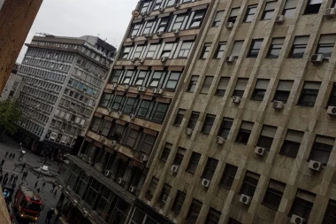 Deca iskakala kroz prozore škole da se spasu od požara