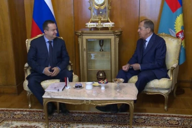 Sastanak diplomata: LAVROV DAO DAČIĆU DRAGOCENI POKLON