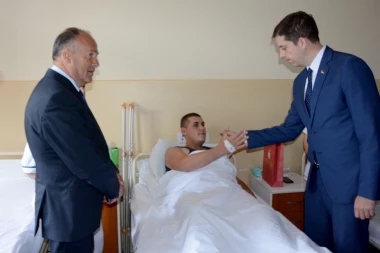 (FOTO) ĐURIĆ I ŠARČEVIĆ POSETILI MOMKA KOGA SU RANILI ALBANCI
